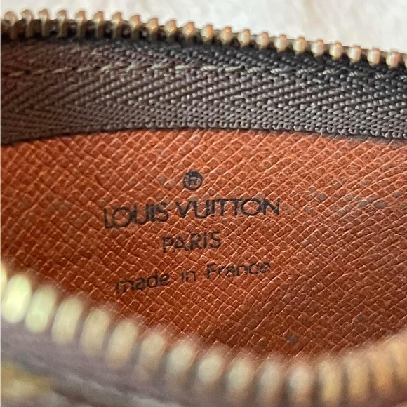 Authentic Louis Vuitton Key Cles in Monogram - Picture 10 of 11